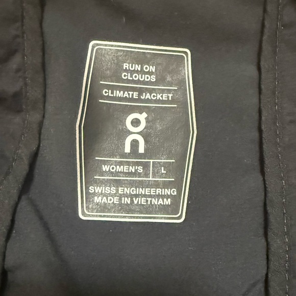 Run on clouds climate jacket black size large in excellent like-new condition - Picture 8 of 11